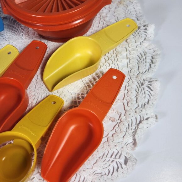 Tupperware Lot Cream Sugar Scoops Egg Seperator Measuring Mates Cups Vintage - Picture 5 of 13